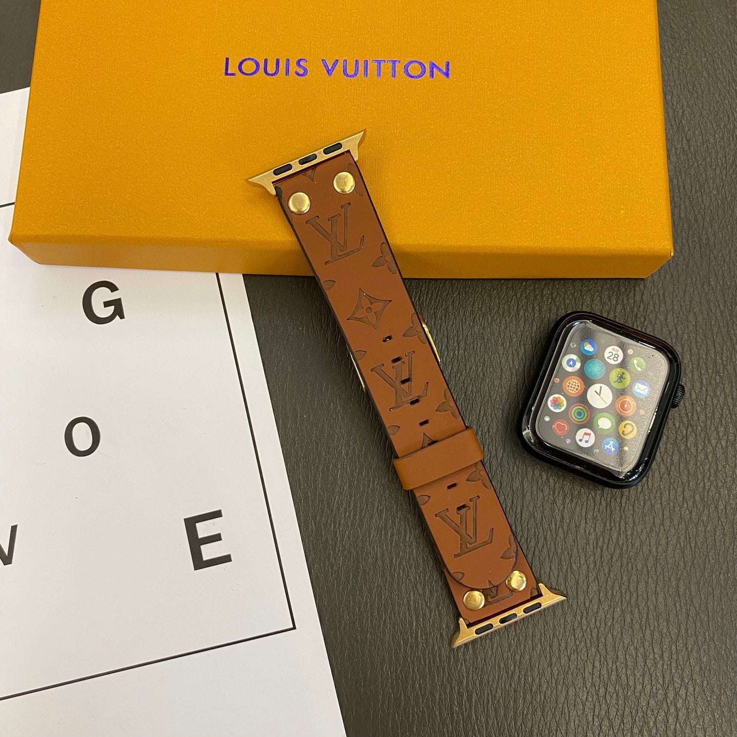Pulsera de repuesto Apple con remaches decorativos y monograma en relieve WATCH BANDS