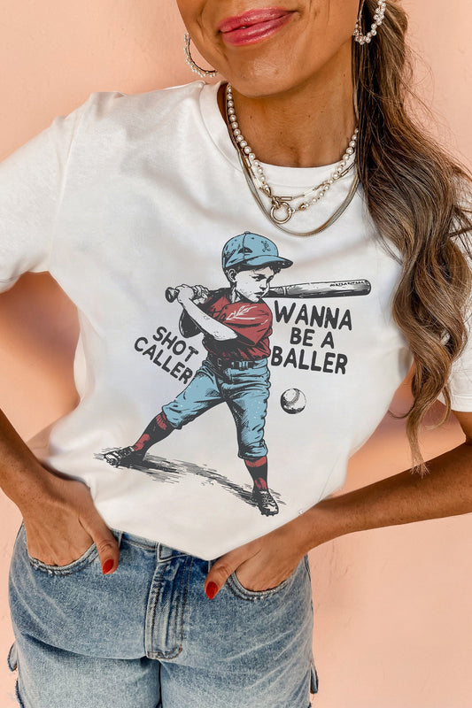 Camiseta gráfica informal blanca con diseño "SHOT CALLER WANNA BE A BALLER"