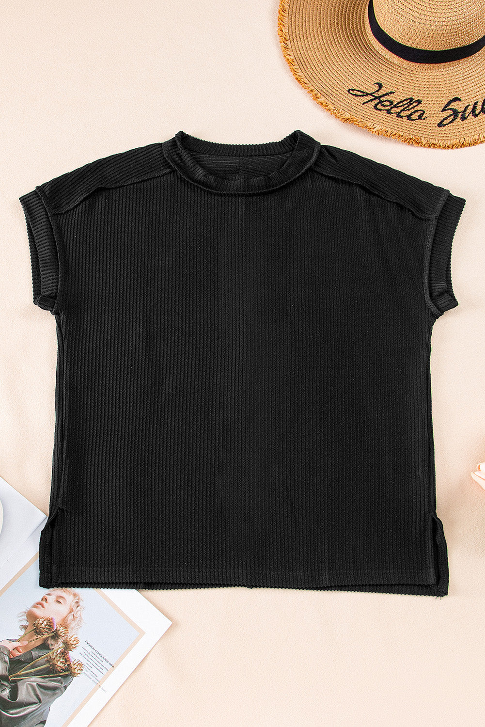 Camiseta blanca de punto acanalado arrugado con cuello redondo