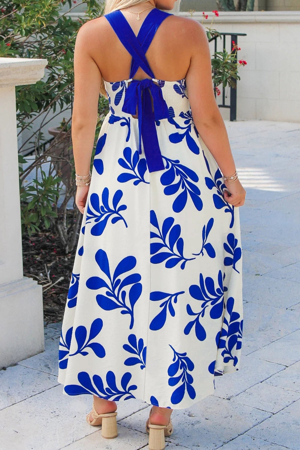 Vestido largo sin mangas con estampado floral azul y espalda cruzada anudada