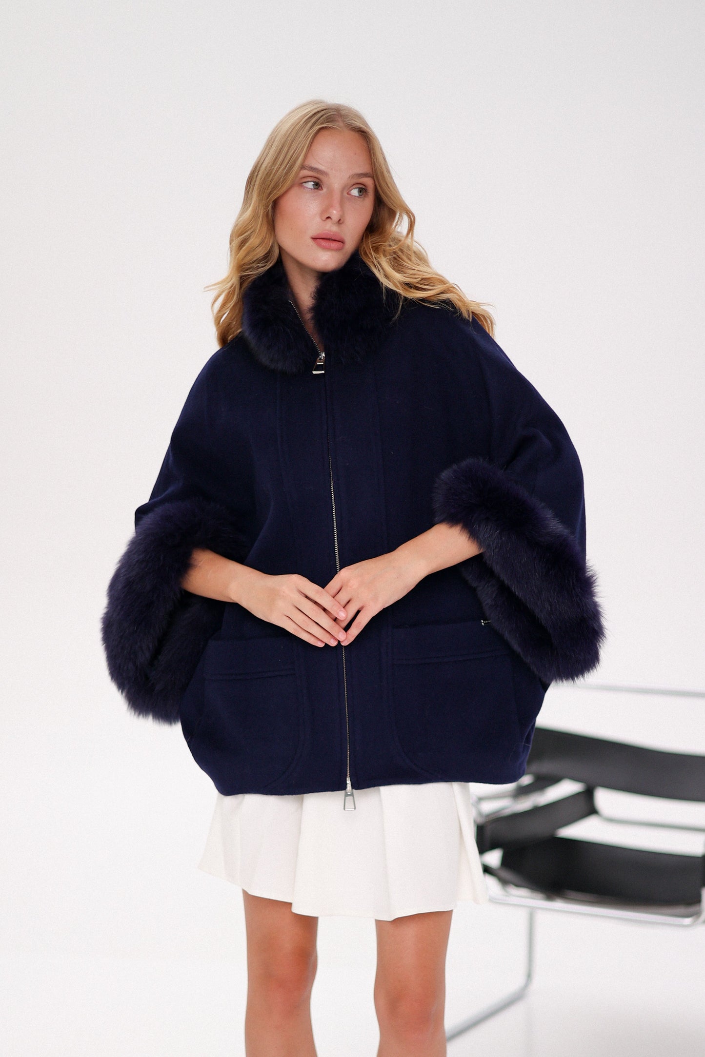 Poncho de auténtica piel de zorro polar y mezcla de cachemir en azul marino verdadero