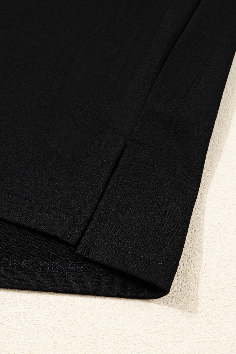 Blusa de Talla Grande con Estampado de Lazo Negro y Mangas de Retazos