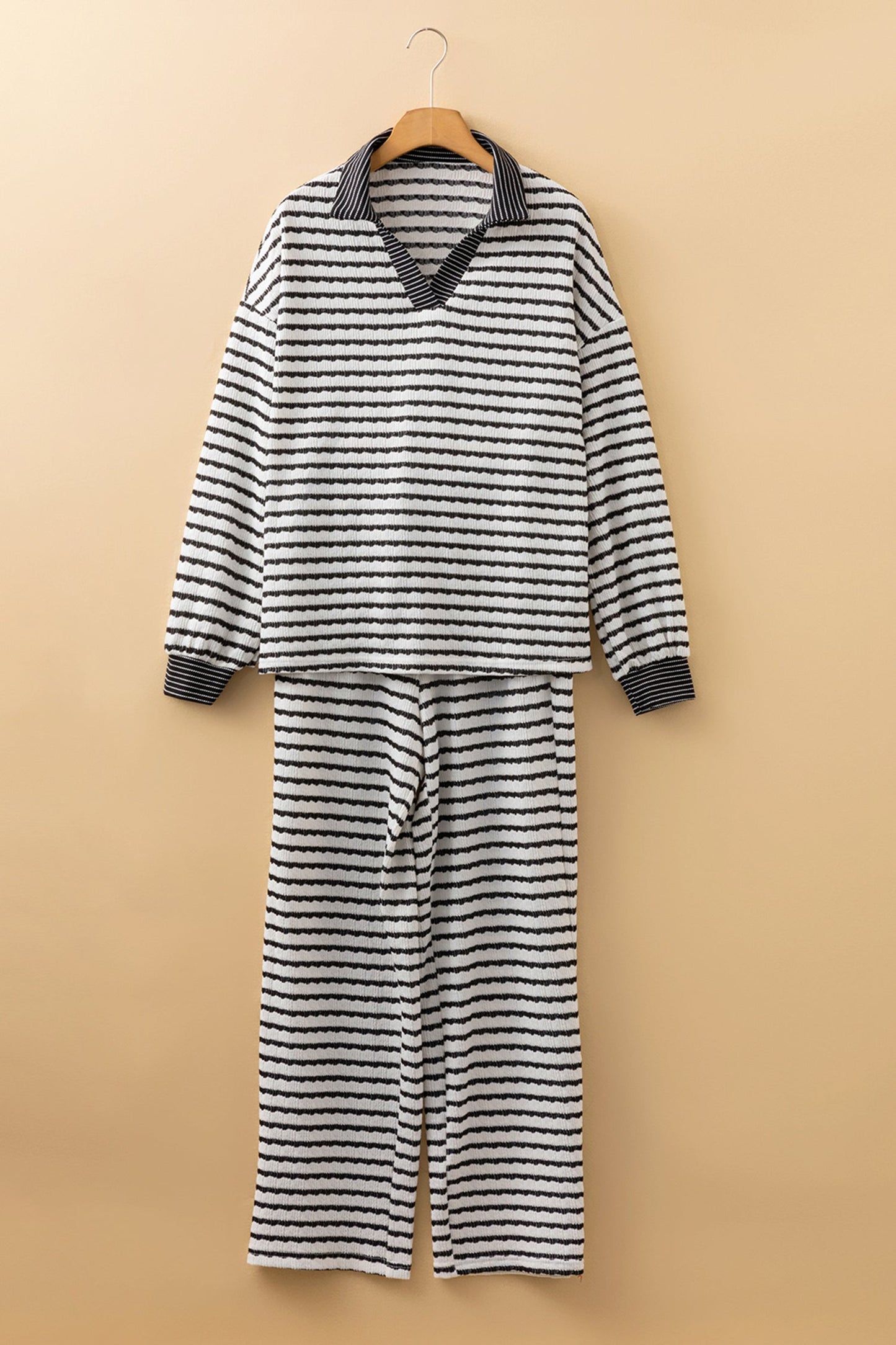 Conjunto de suéter con cuello a rayas blancas y pantalón con cordón