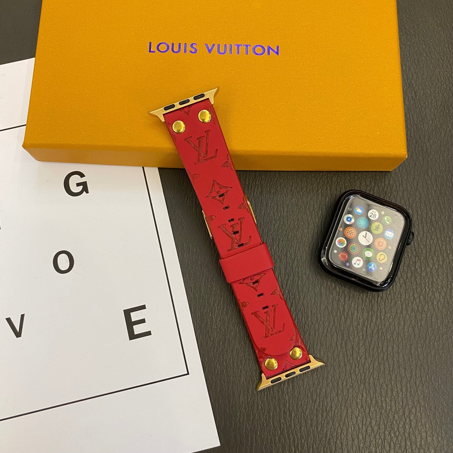 Pulsera de repuesto Apple con remaches decorativos y monograma en relieve WATCH BANDS