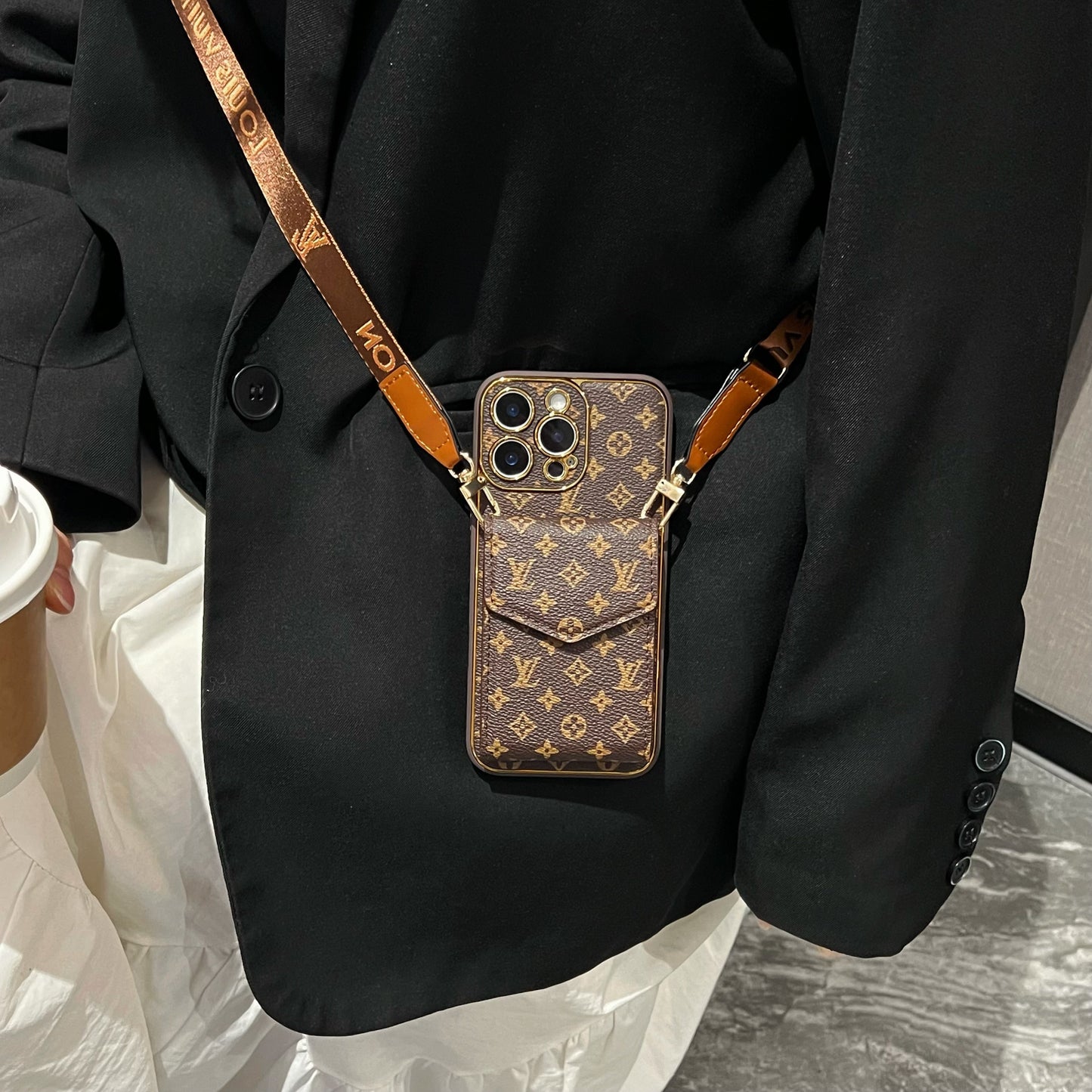 Elegante Funda Multifuncional para iPhone con Estampado LV - con Correa de Cadena, Soporte y Ranuras para Tarjetas