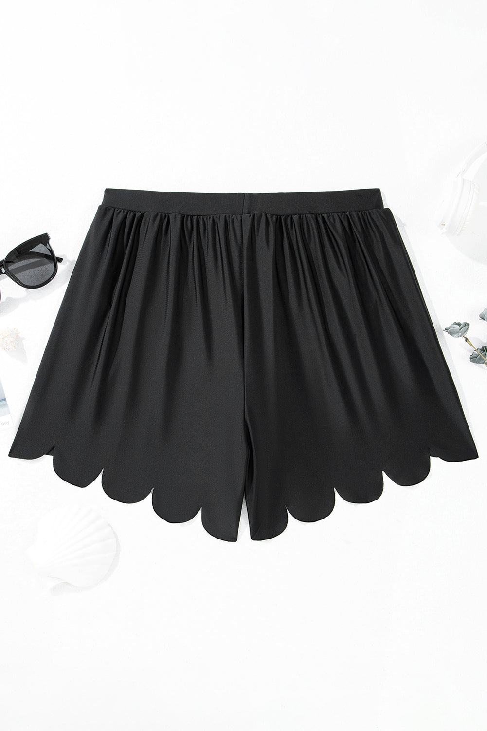 Pantalón corto de playa con cordón y ribete festoneado en negro