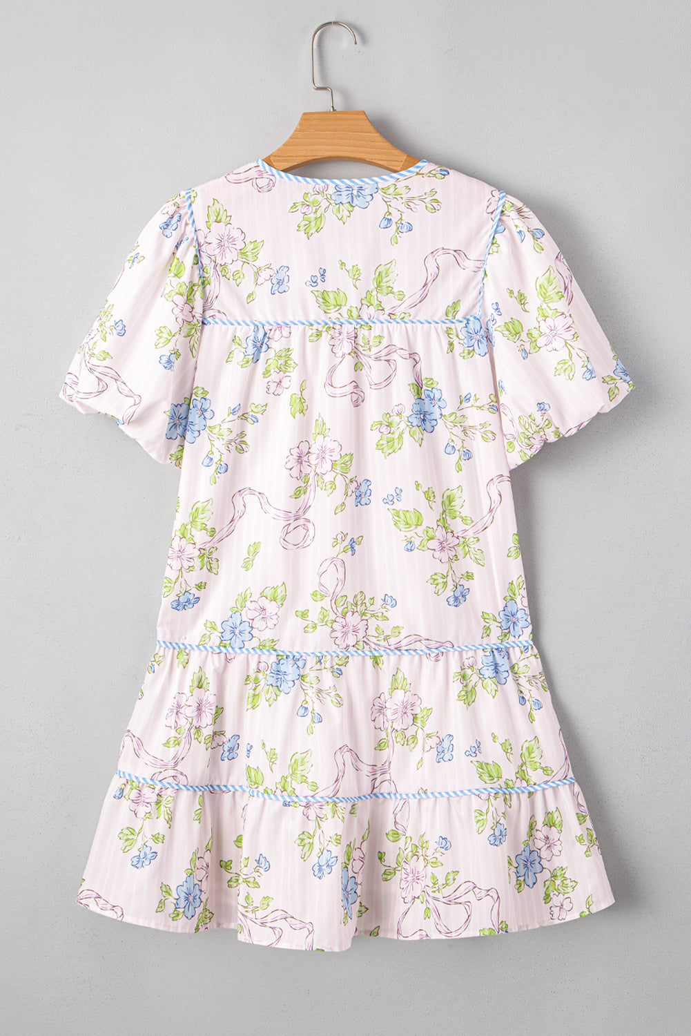 Minivestido con estampado floral a rayas rosado con ribete en contraste y cuello con aberturas y lazo