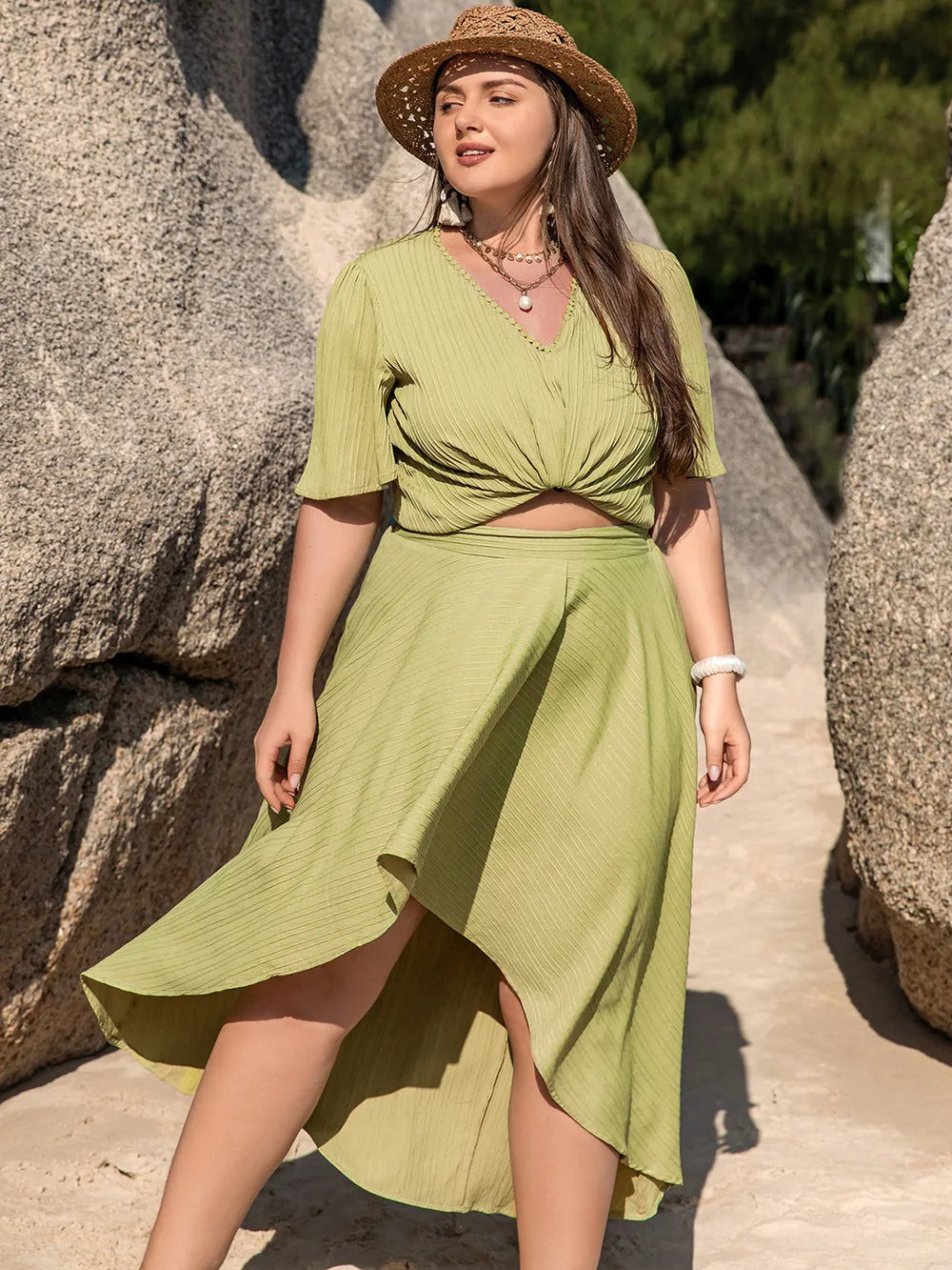 Conjunto de top con cuello en V de talla grande y manga media y falda asimétrica. Consulta la tabla de tallas en "más detalles".