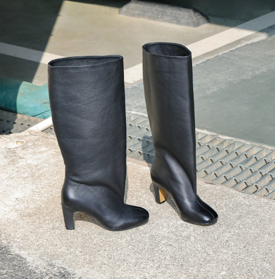 High-heeled White Boots Paired With A Coat