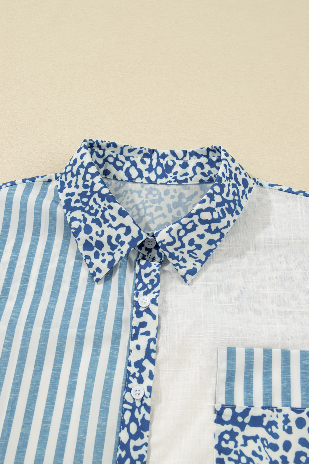 Camiseta informal de talla grande con estampado de leopardo a rayas azul cielo y retazos