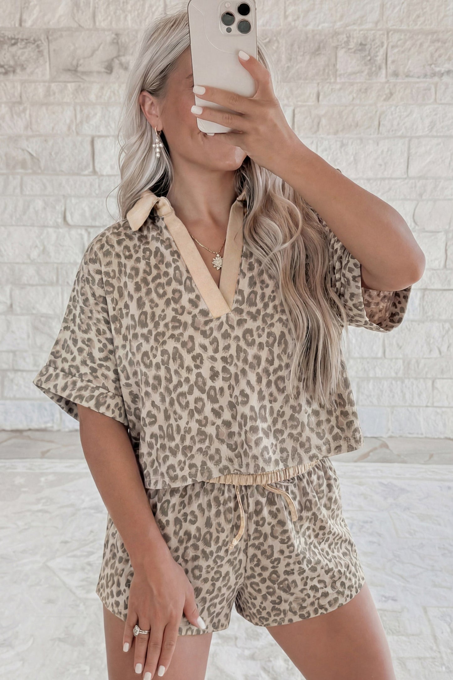 Conjunto corto de 2 piezas con cuello en V marrón y estampado de leopardo