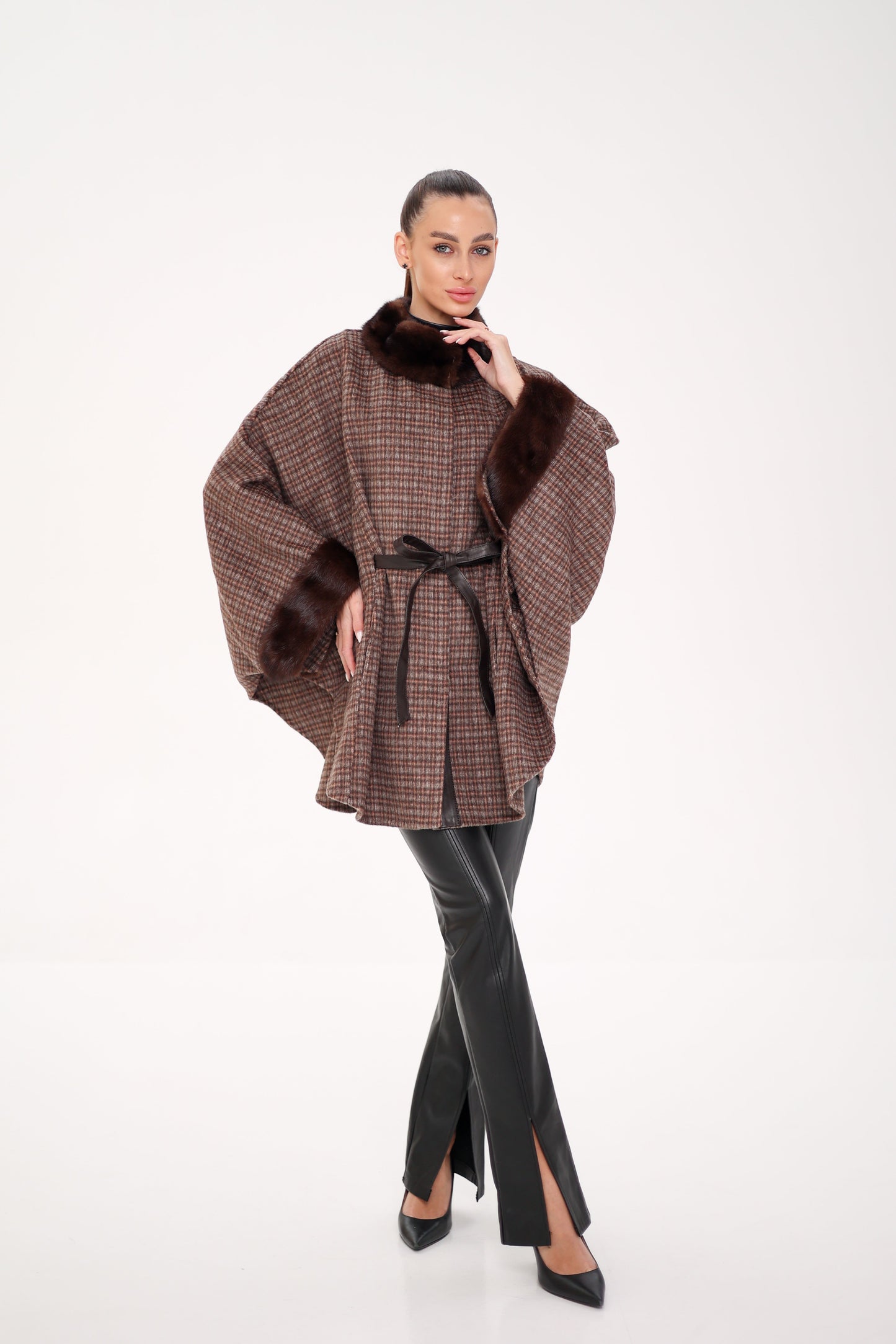 Poncho de lana de doble cara con piel de visón escandinavo auténtico