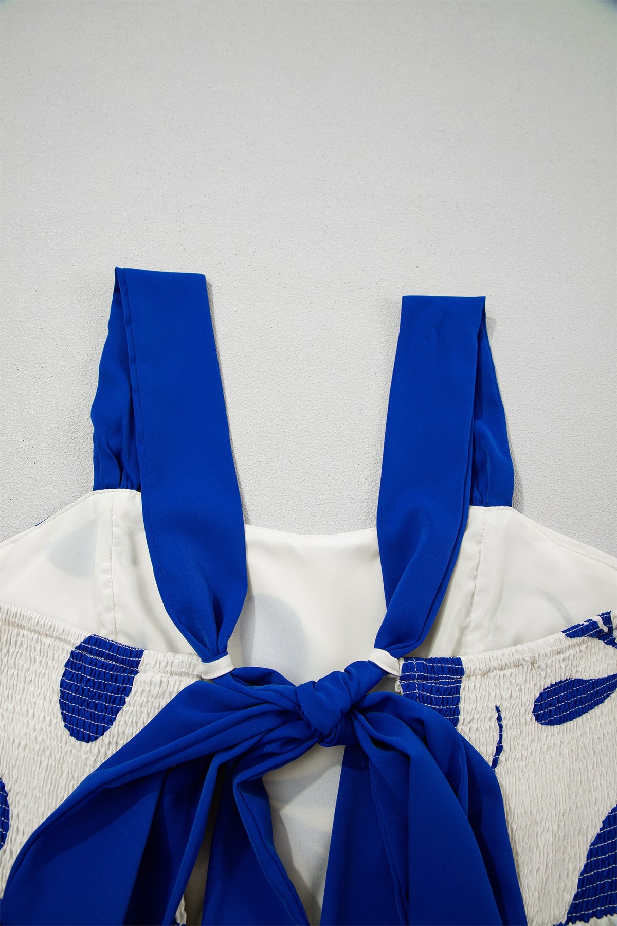 Vestido largo sin mangas con estampado floral azul y espalda cruzada anudada