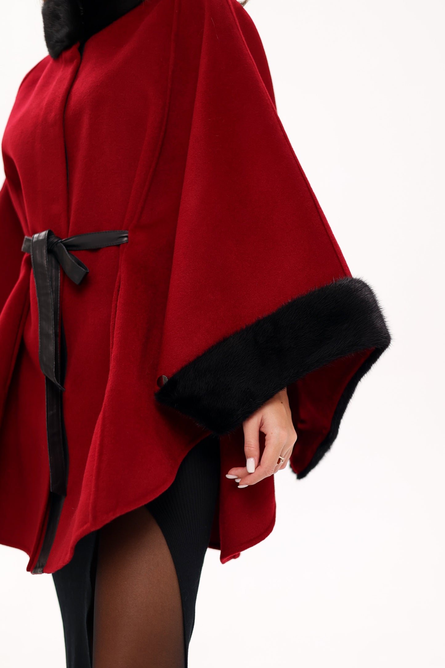 Poncho de lana de doble cara con piel de visón escandinavo auténtico