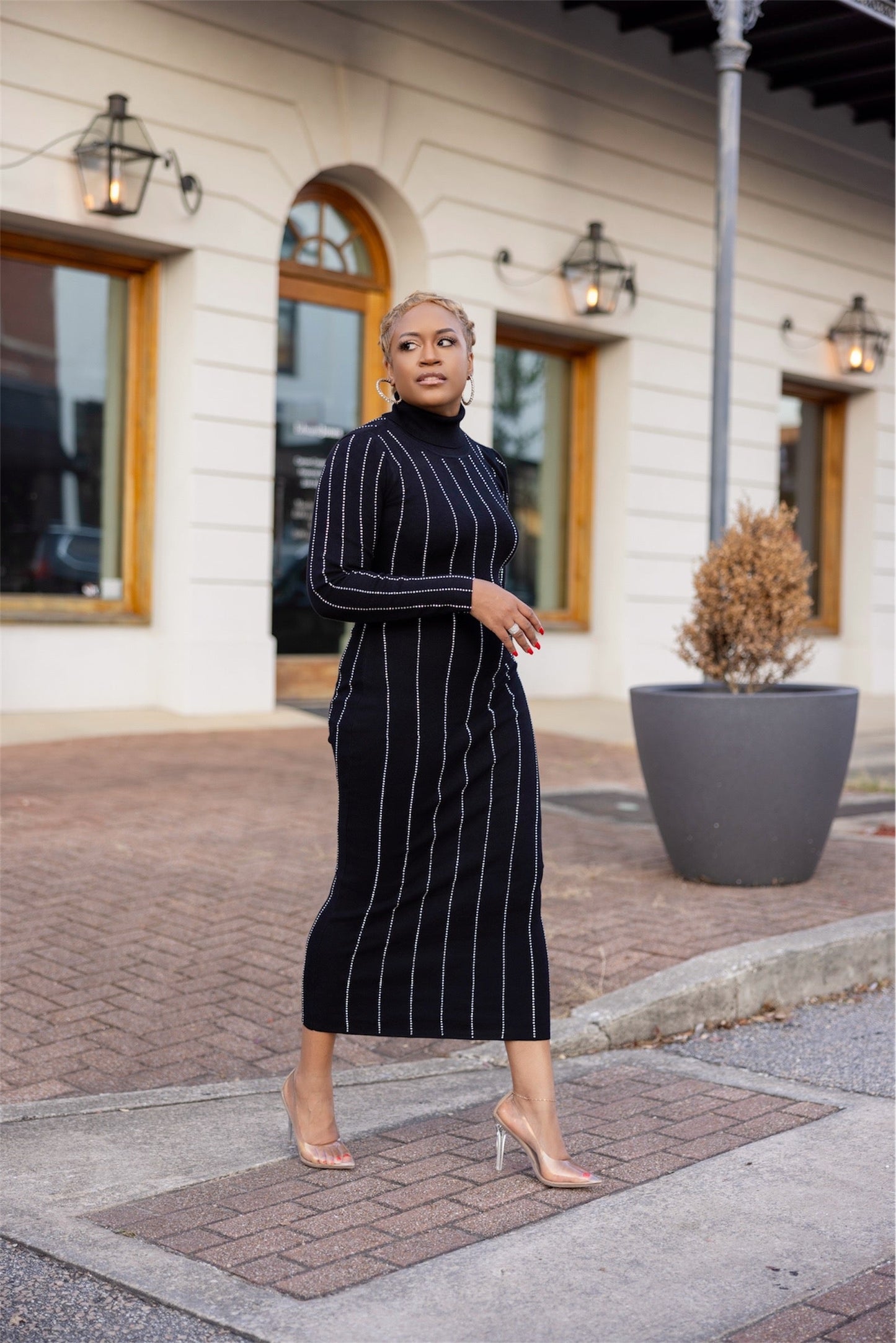 Vestido de punto negro con adornos