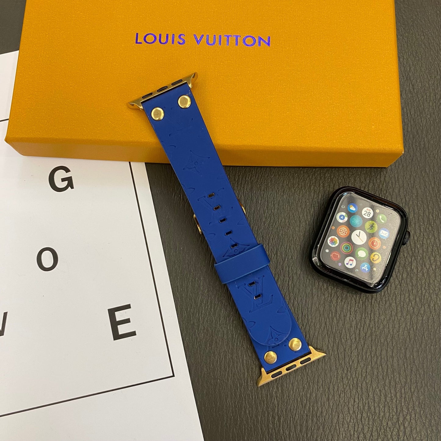 Pulsera de repuesto Apple con remaches decorativos y monograma en relieve WATCH BANDS