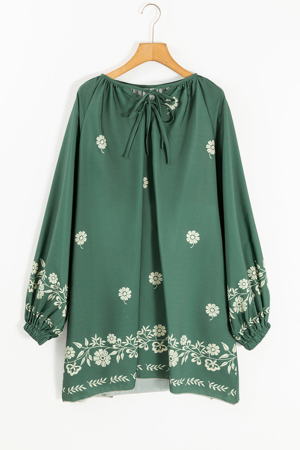 Vestido holgado verde niebla con estampado floral bohemio, cuello con lazo y mangas abullonadas