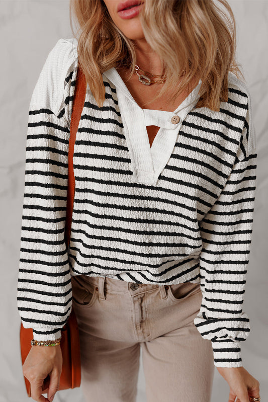 Top de manga larga informal con capucha, cuello en V y textura de rayas negras