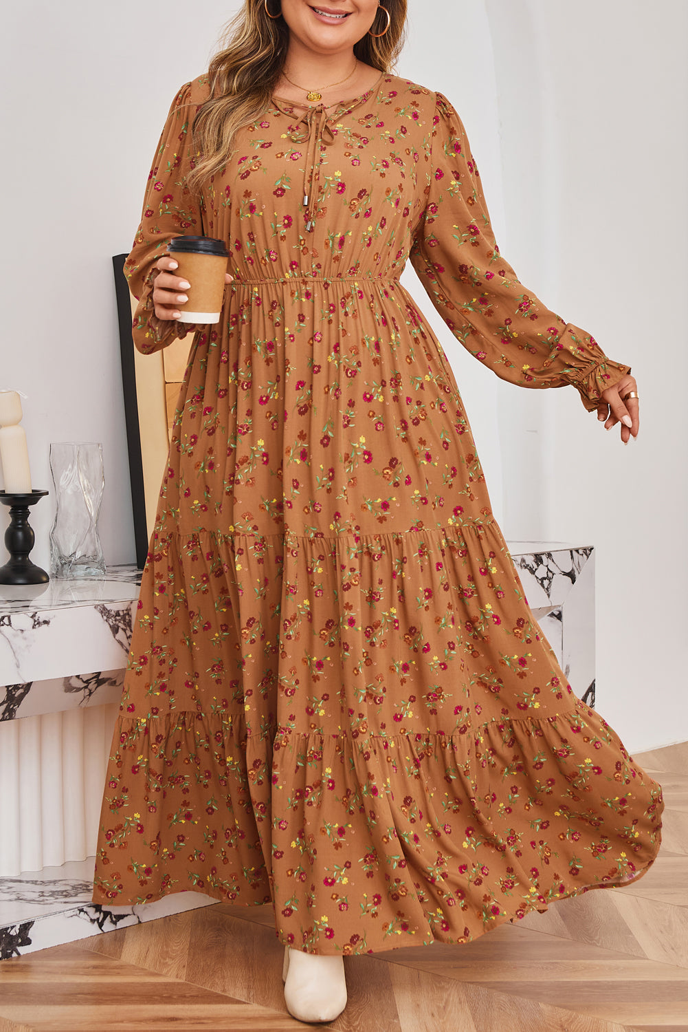 Vestido largo maxi con estampado floral de talla grande en color marrón con cuello de pico, mangas con volantes y diseño a capas