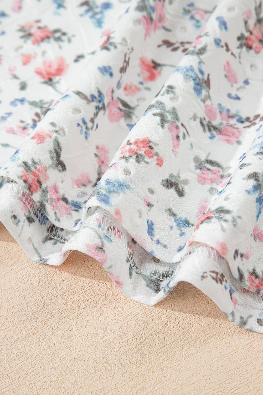 Top de manga larga entallado con cuello cuadrado y estampado floral blanco texturizado