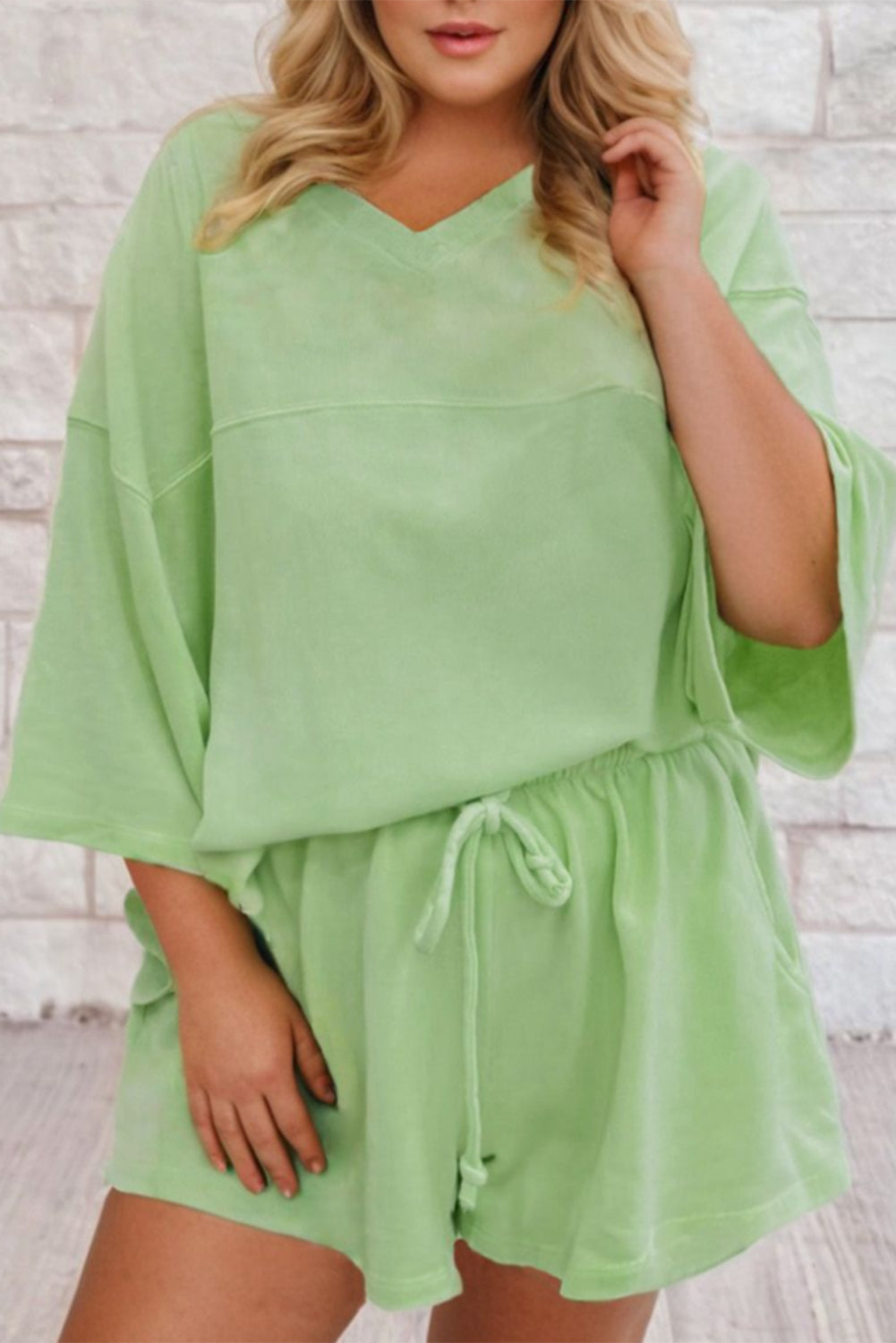 Conjunto de camiseta y shorts holgados con cuello en V, hombros caídos, talla grande, color verde Meadow Mist