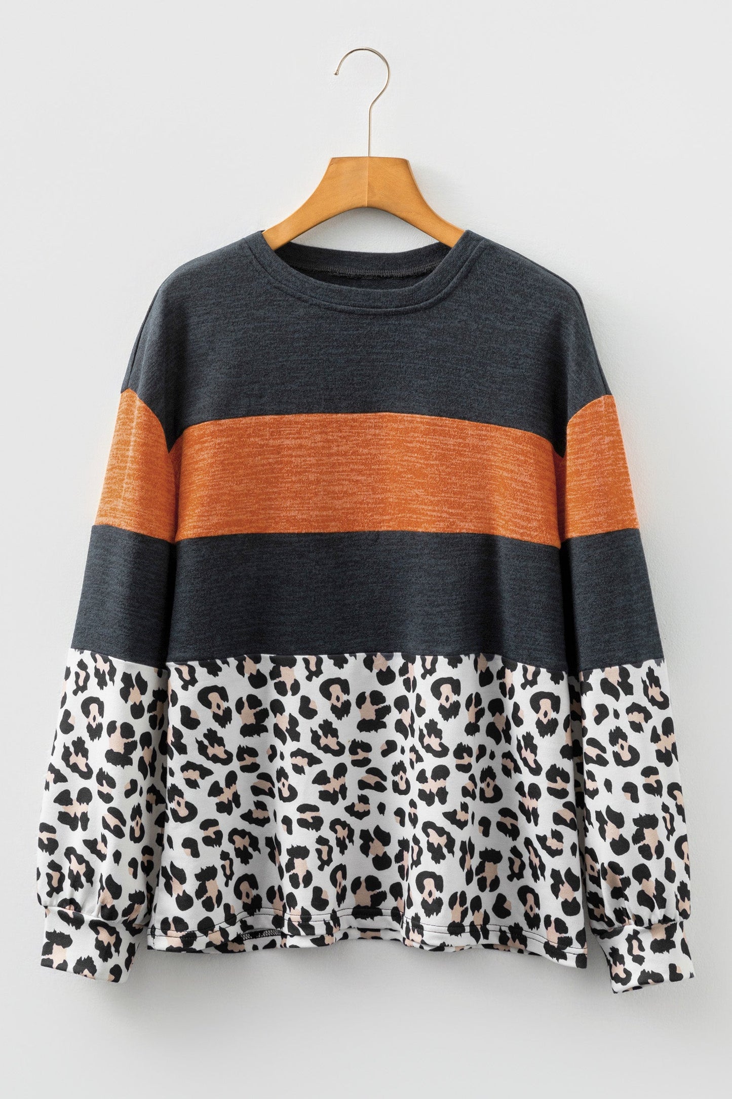 Top informal de manga larga con retazos de leopardo en bloques de color negro