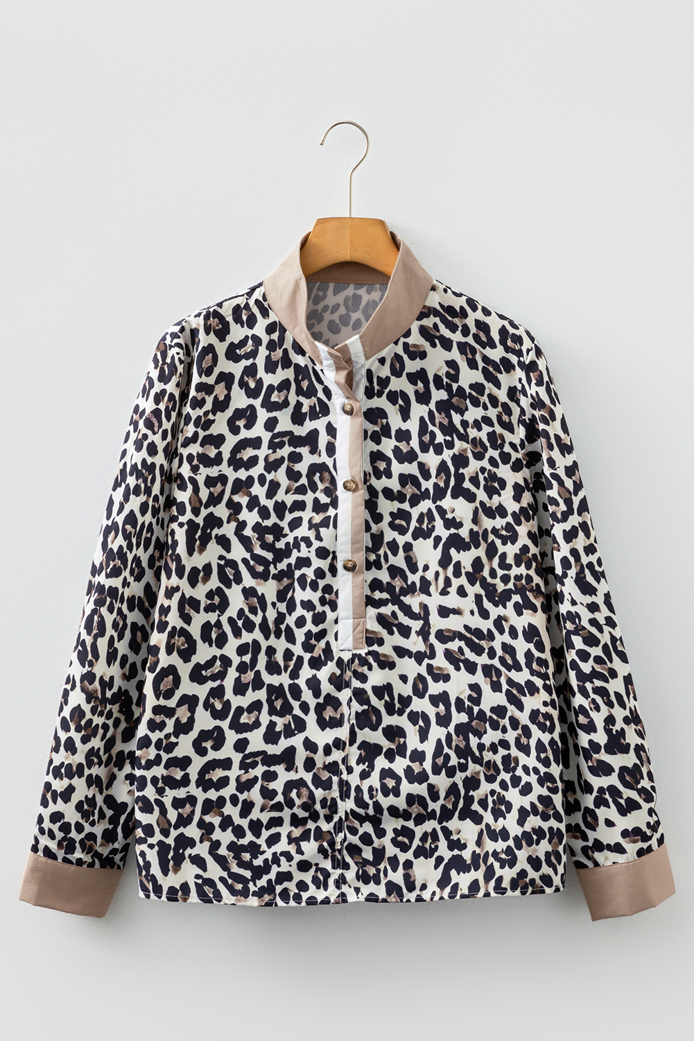 Top de cuello con botones y puños en patchwork de contraste con estampado de leopardo multicolor