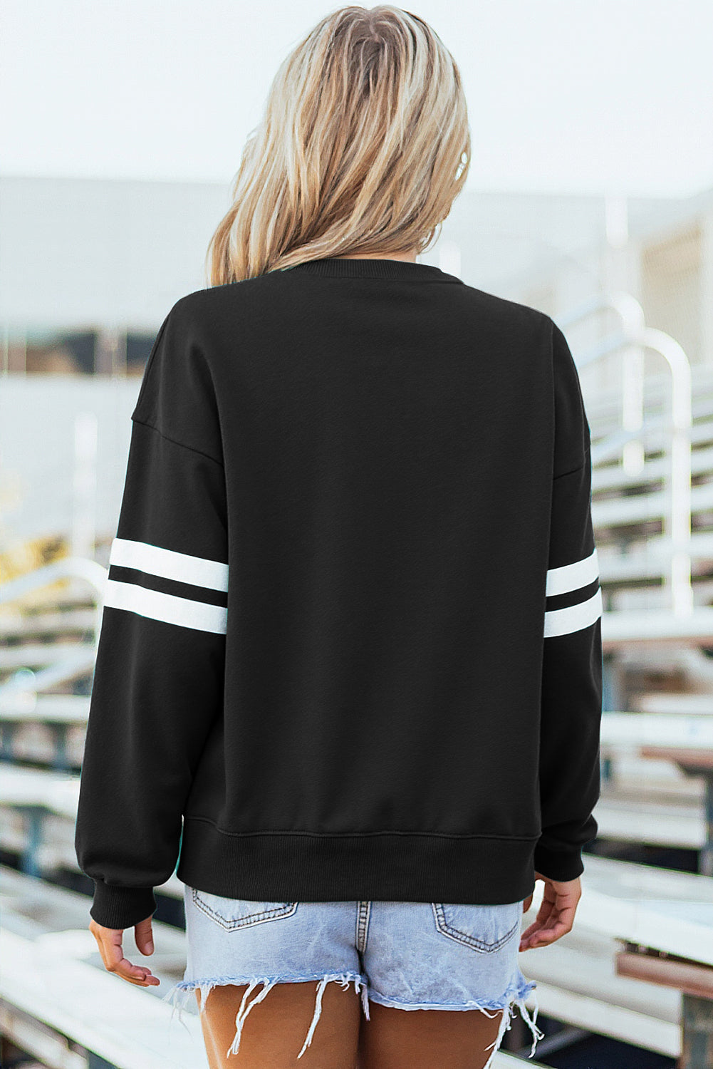 Sudadera Oversize Azul Cielo con Detalle de Rayas Universitarias y Hombros Caídos