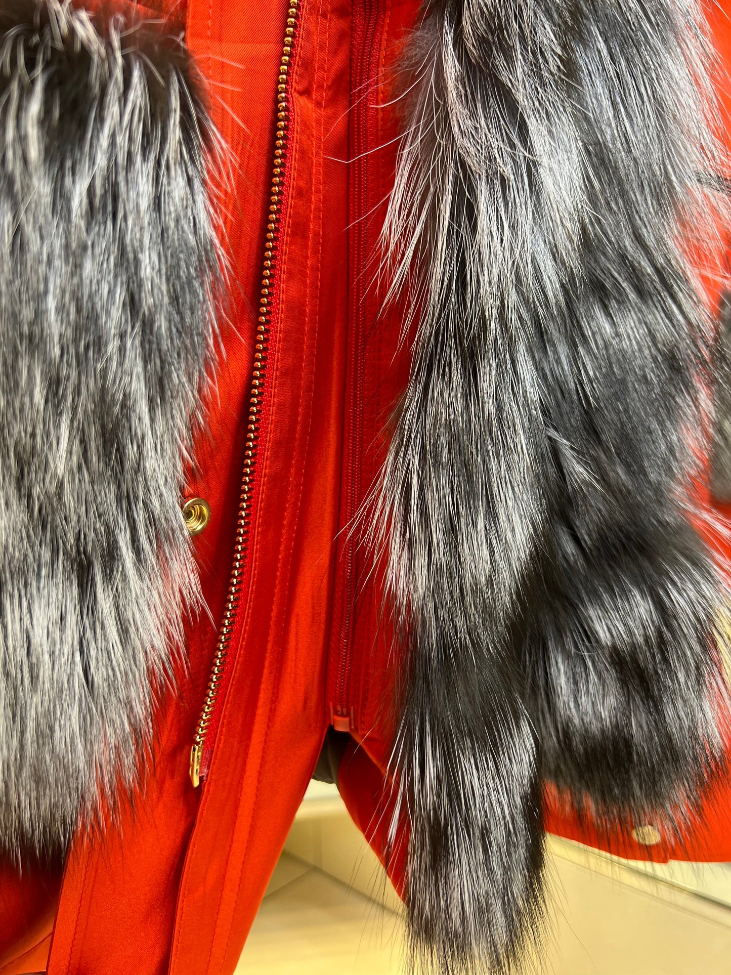 Parka Roma de piel auténtica de zorro plateado y conejo con aislamiento en color rojo