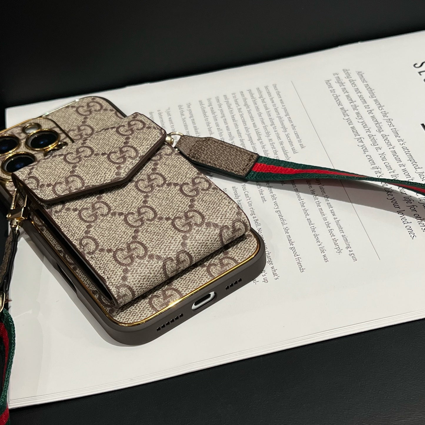 Elegante Funda Multifuncional para iPhone con Estampado LV - con Correa de Cadena, Soporte y Ranuras para Tarjetas