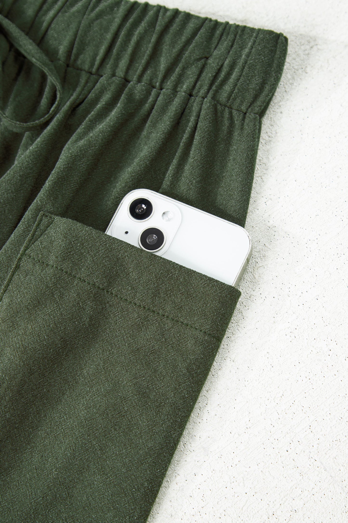 Pantalones casuales de pierna ancha con cintura elástica con cordón y bolsillos de parche en verde selva
