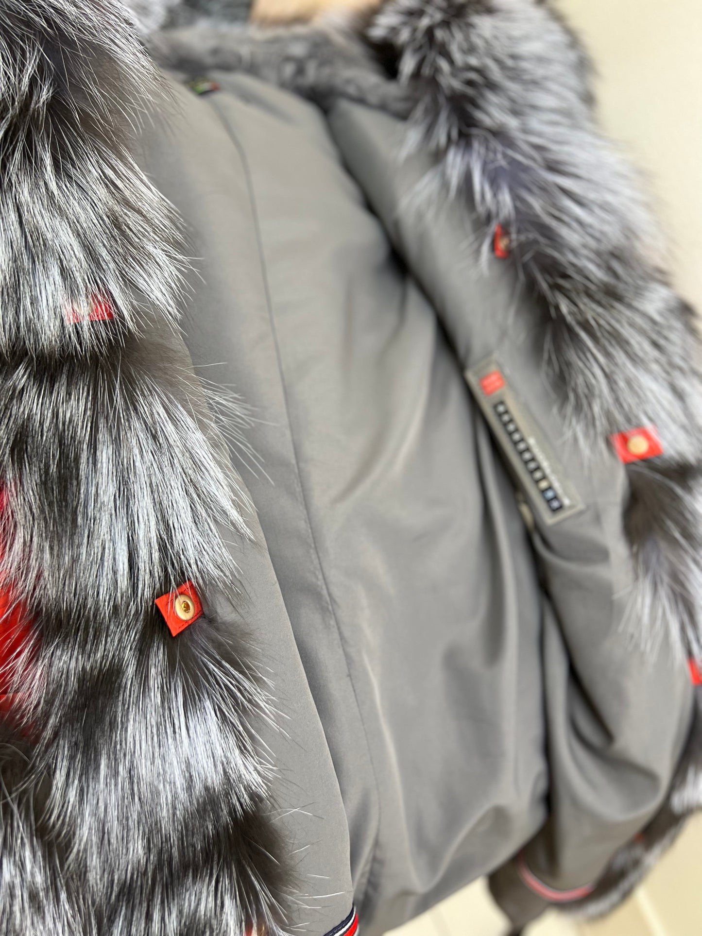 Parka Roma de piel auténtica de zorro plateado y conejo con aislamiento en color rojo