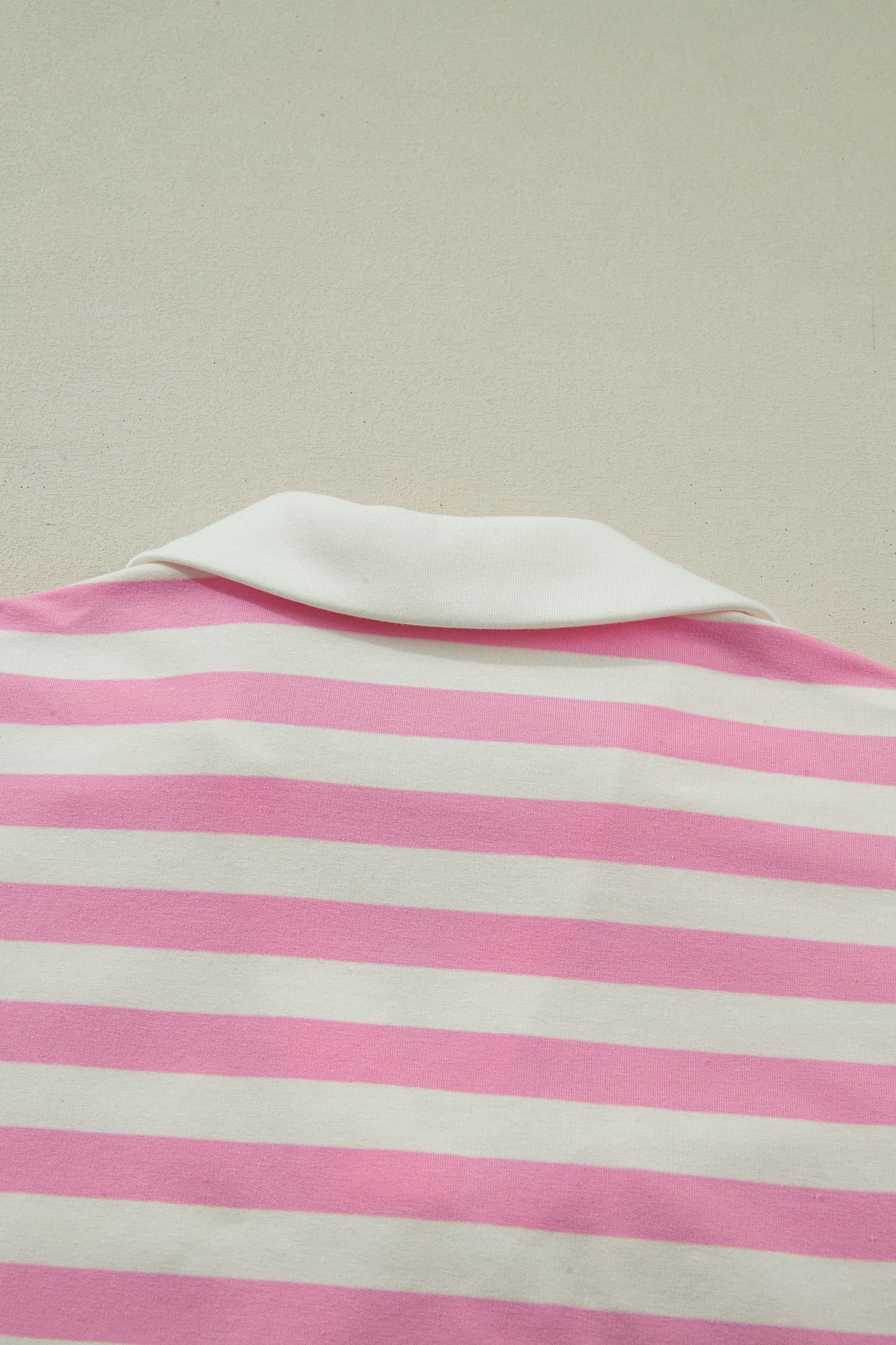 Blusa rosa a rayas con cuello en V y manga corta con volantes