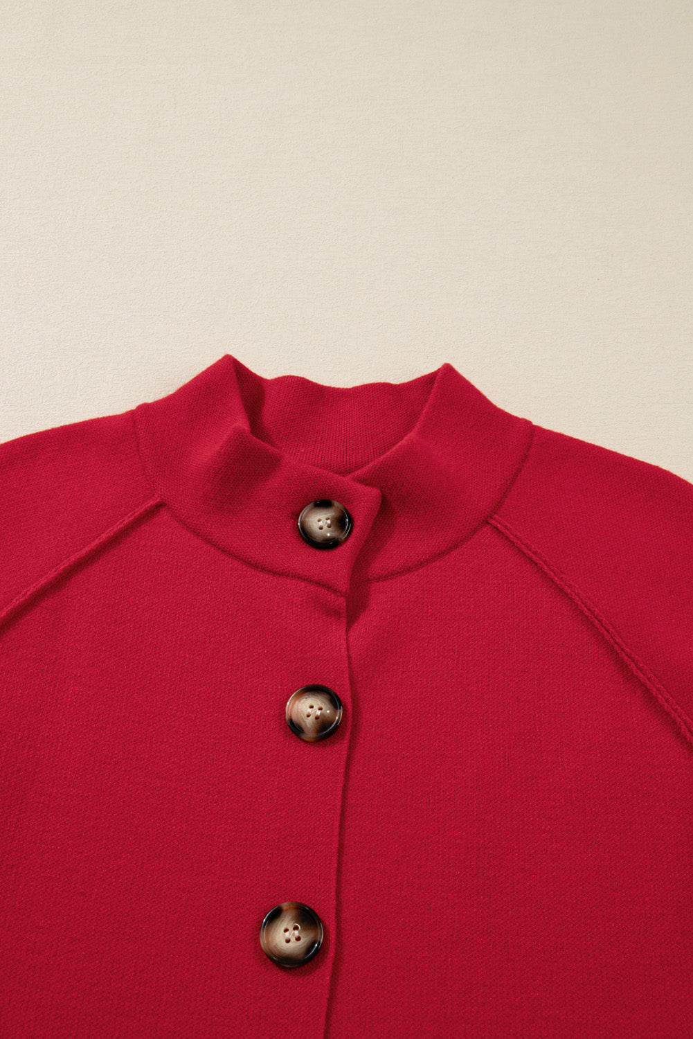 Chaqueta suelta con cuello simulado y color rojo fuego