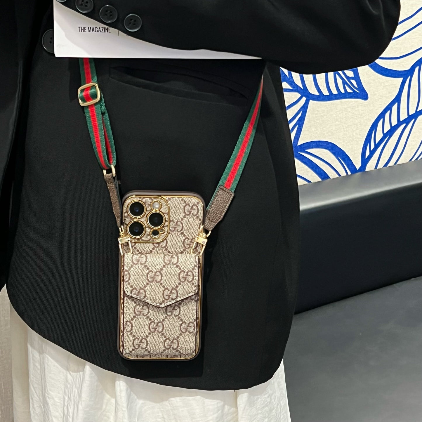 Elegante Funda Multifuncional para iPhone con Estampado LV - con Correa de Cadena, Soporte y Ranuras para Tarjetas