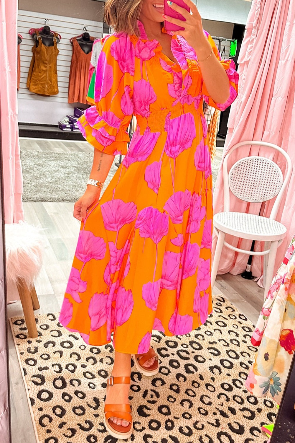 Vestido largo con estampado floral naranja, volantes, nido de abeja y cuello de pico con manga 3/4