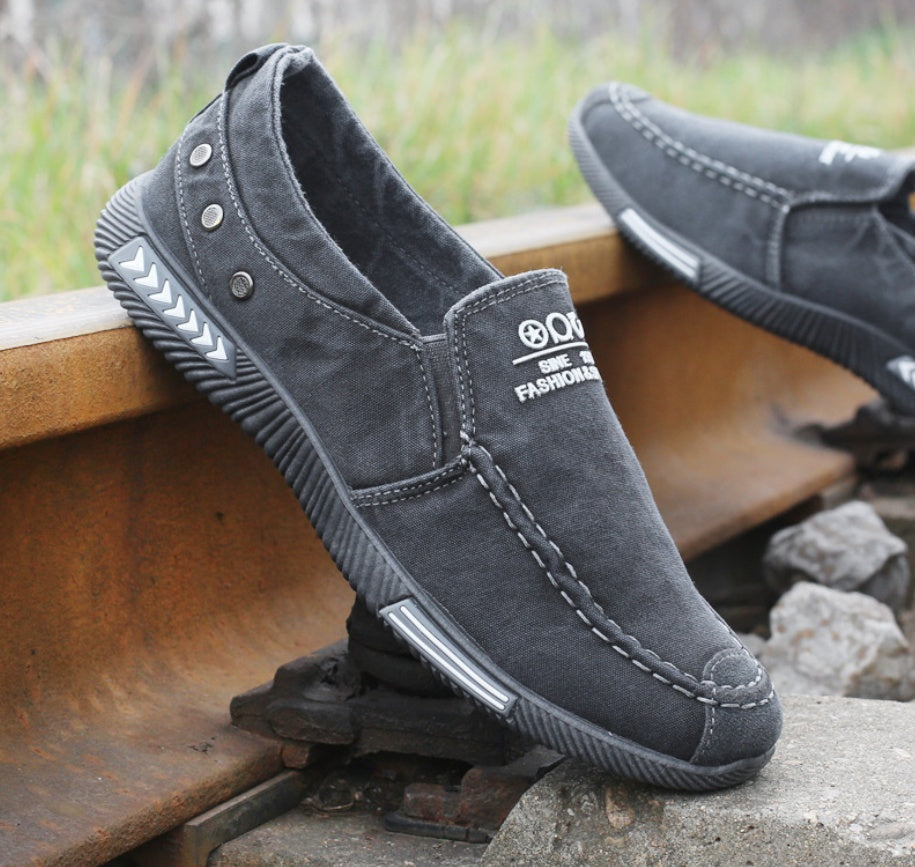 Men's canvas shoes with a pedal