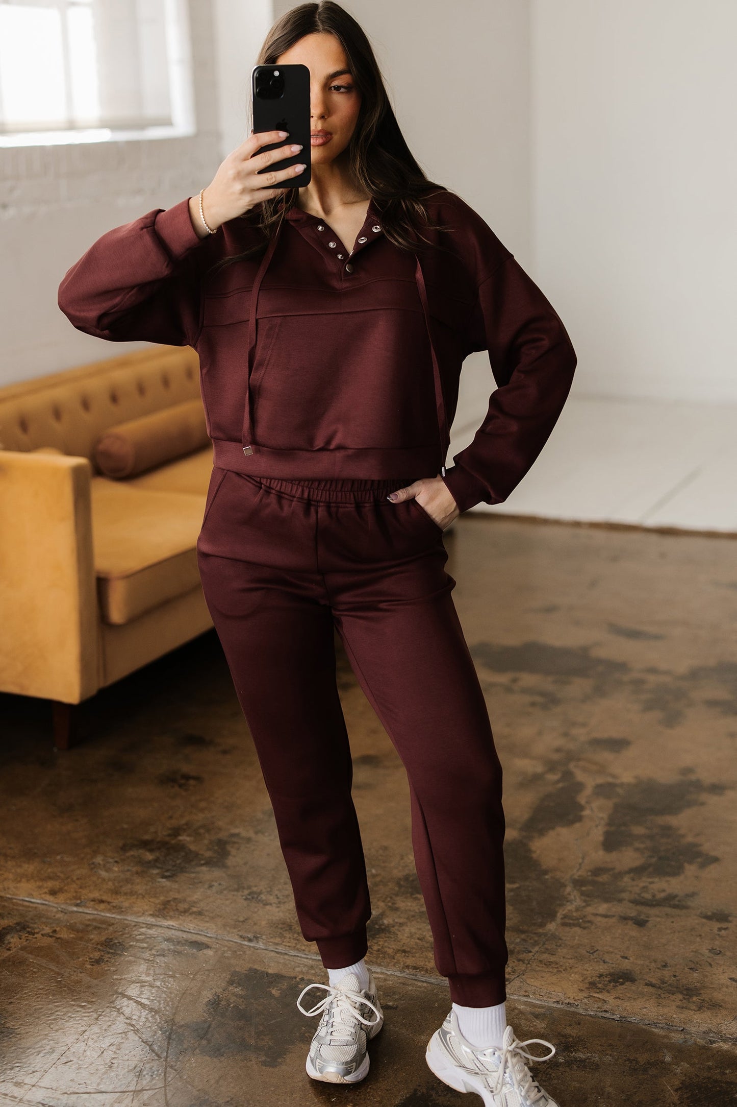 Conjunto de 2 piezas de Sudadera Corta con Capucha, Cordón, Botones y Jogger color café de achicoria