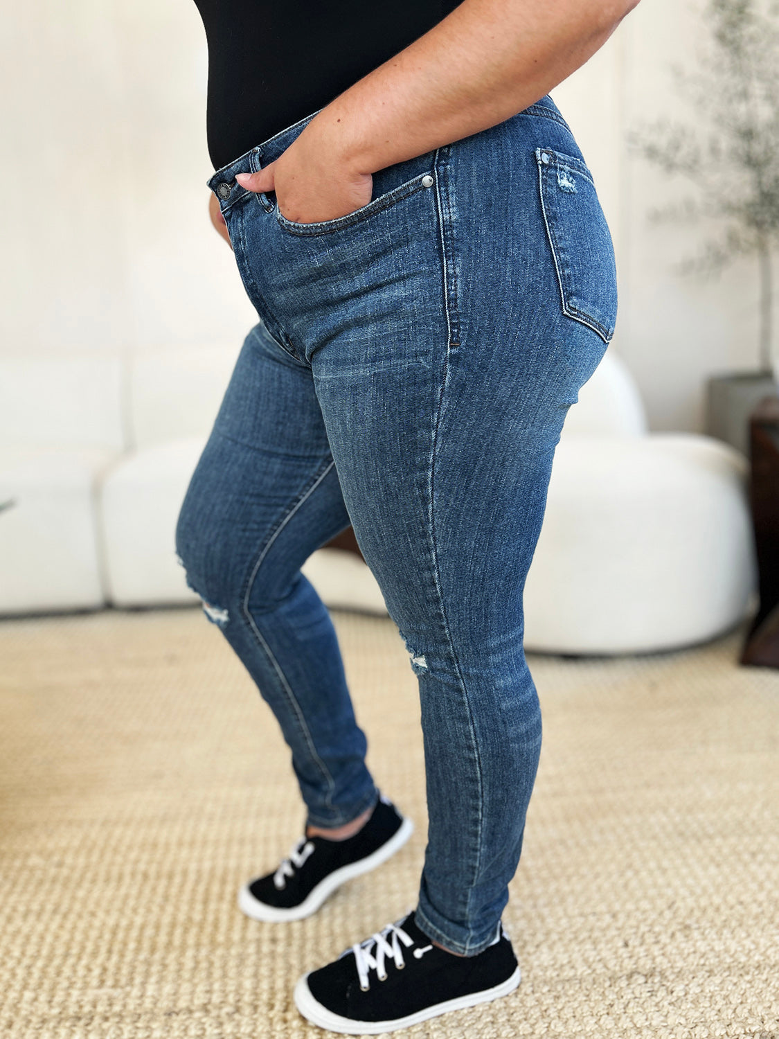 Jeans ajustados Judy Blue de tiro medio, talla completa, estilo desgastado