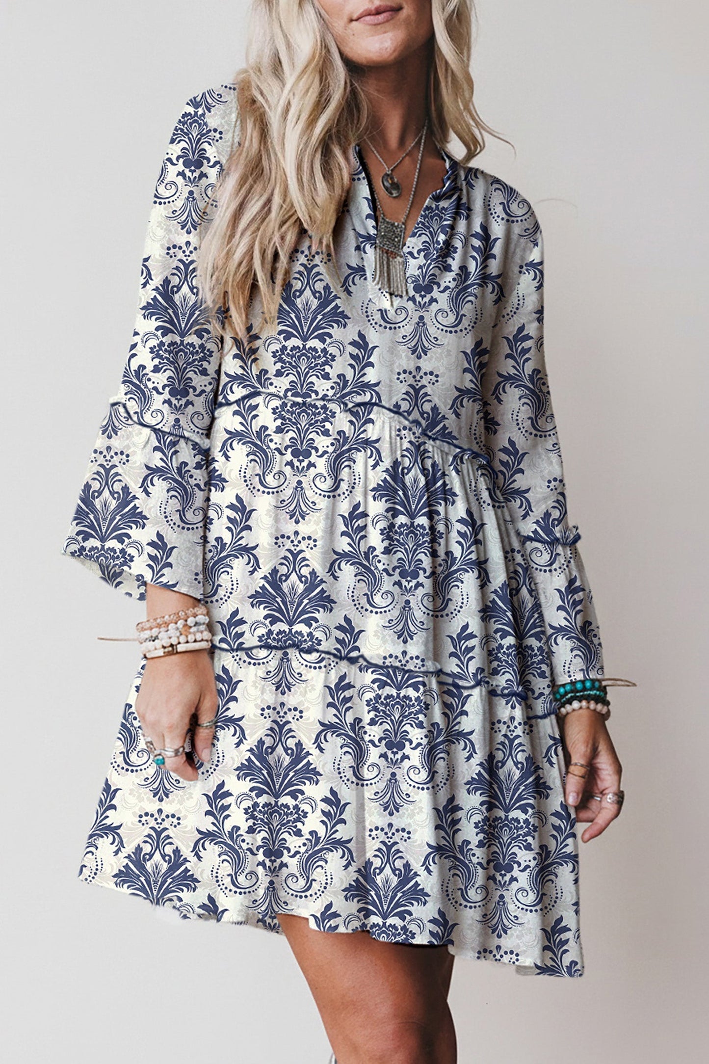 Minivestido azul cielo con estampado floral bohemio, ribete de lechuga y manga 3/4