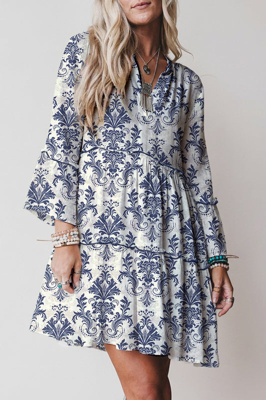 Minivestido azul cielo con estampado floral bohemio, ribete de lechuga y manga 3/4
