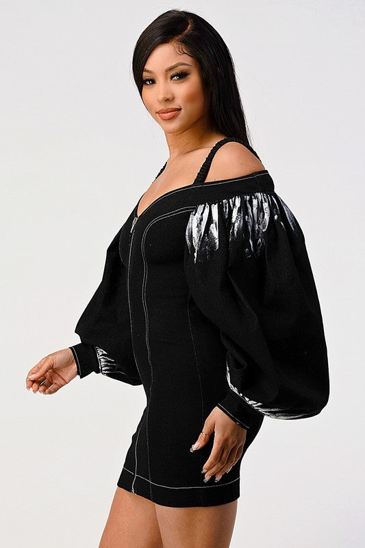 Vestido vaquero negro teñido con cremallera y manga. Consulta la tabla de tallas en "más detalles".