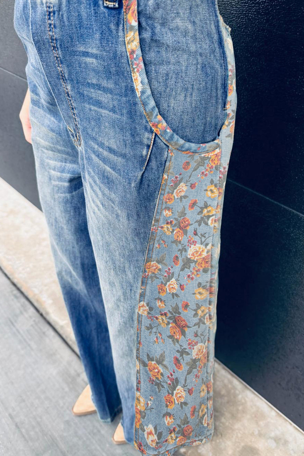 Overol de mezclilla con peto y estampado floral de retazos color azul pavo real de pierna ancha