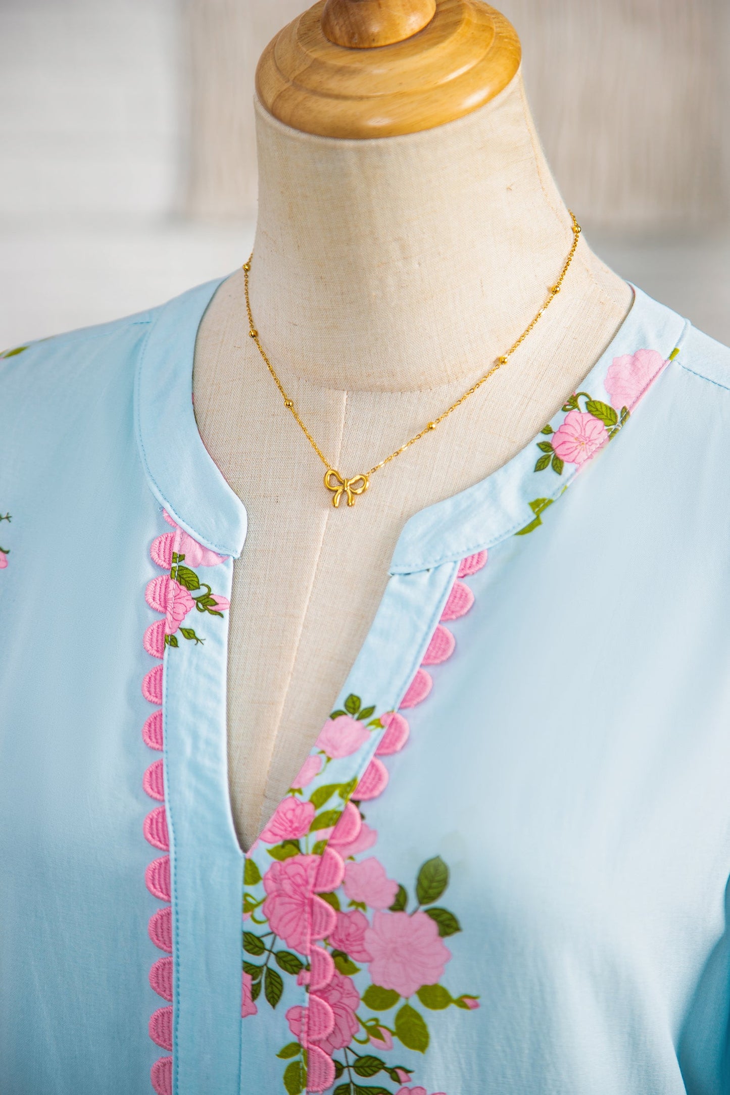 Vestido maxi con estampado floral, manga corta con volantes y cuello con muesca en azul cielo