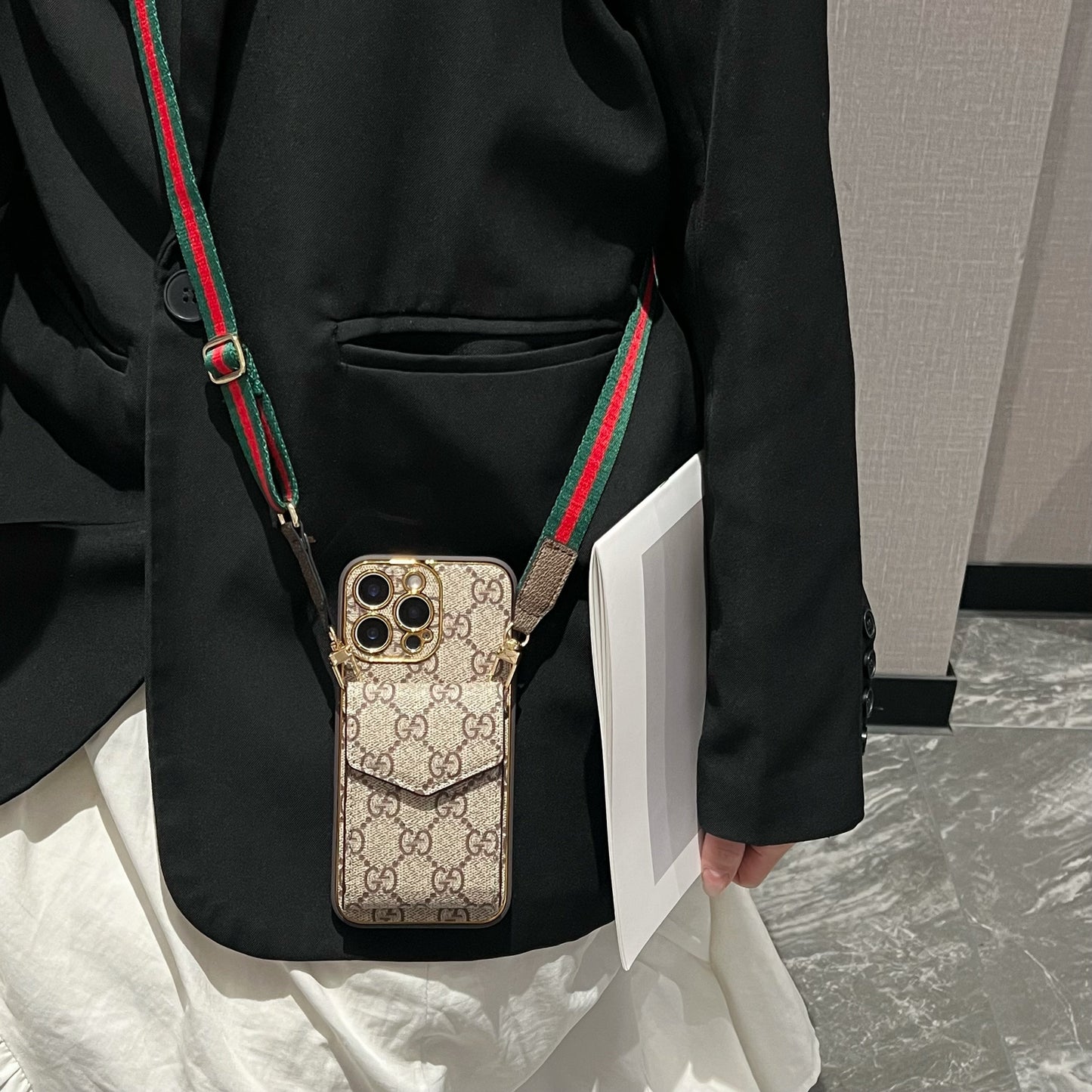 Elegante Funda Multifuncional para iPhone con Estampado LV - con Correa de Cadena, Soporte y Ranuras para Tarjetas