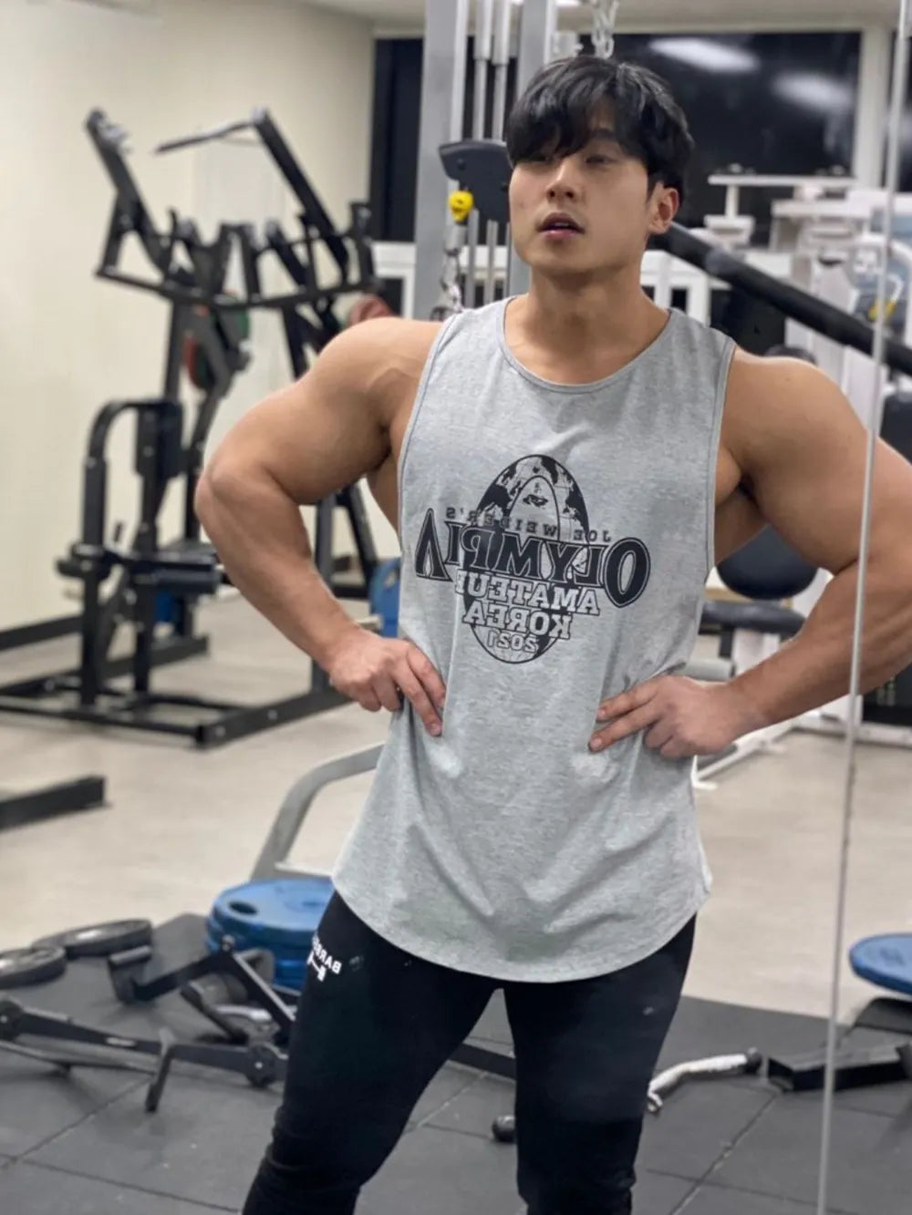Camiseta sin mangas activa con cuello redondo y estampado para hombre de talla grande