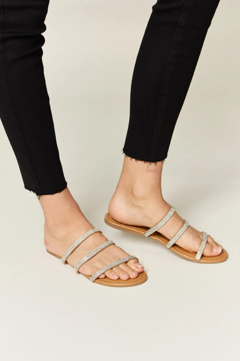 Sandalias planas de tres tiras WILD DIVA con pedrería