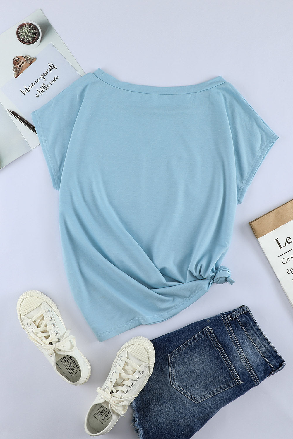 Camiseta básica de manga corta azul claro liso con bolsillo de parche