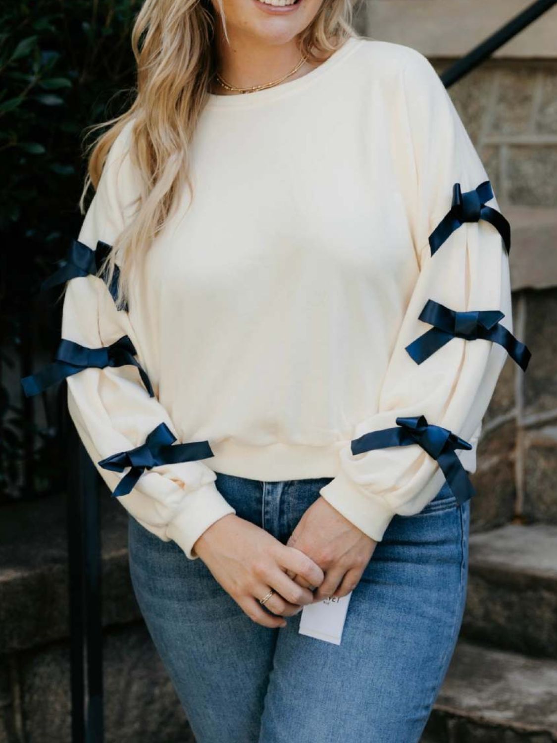 Sudadera de manga larga con cuello redondo y lazo en contraste