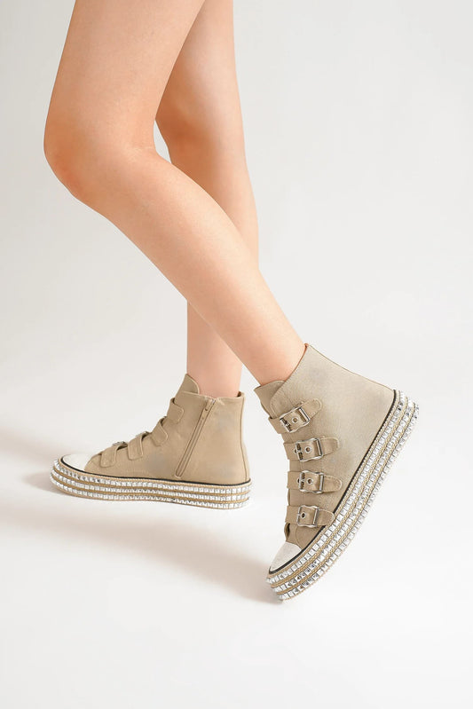 Zapatillas de Plataforma con Tachuelas y Correas con Hebillas Múltiples Beast Fashion